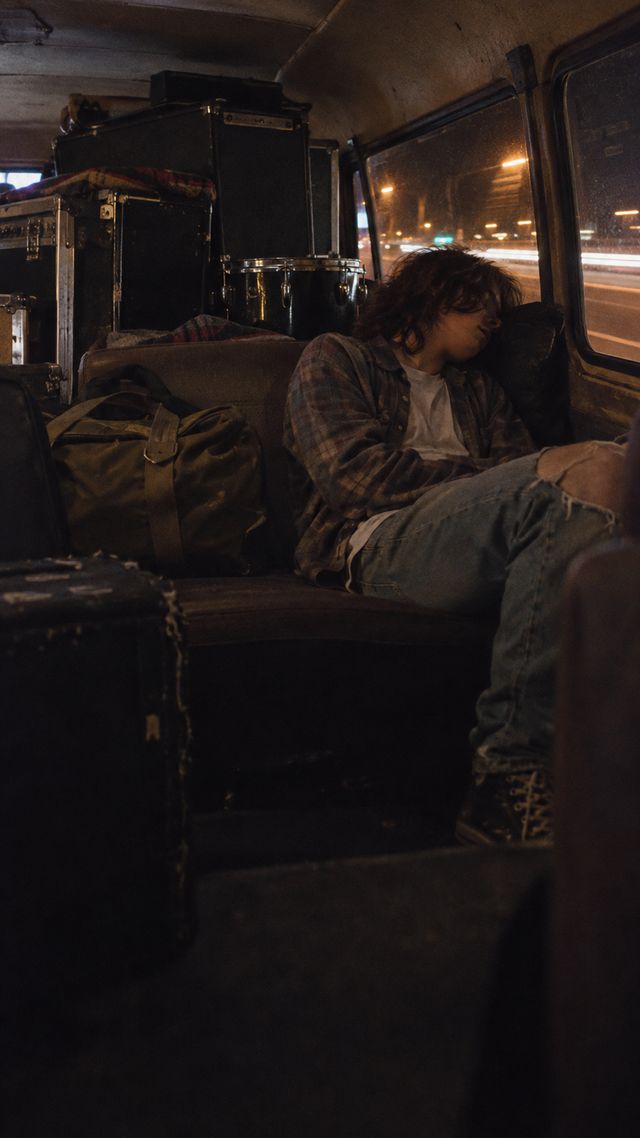 Reconstruction of Dave Grohl in 1987-1990: Years touring in van